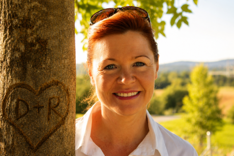 Meike Kämmerer, Sommer lächelnd am Baum