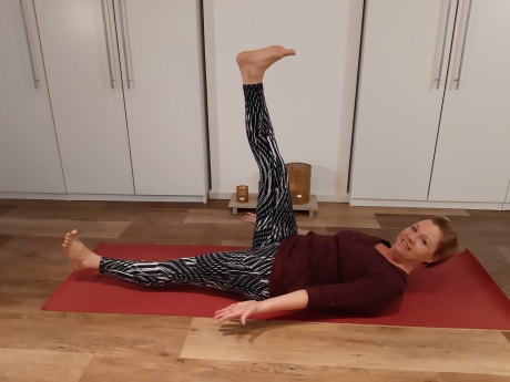 Meike Kämmerer, single straight leg stretch