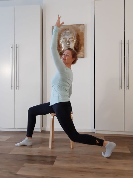 Meike Kämmerer, Krieger I Variante auf dem Hocker
