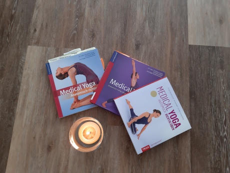 Medical Yoga Bücher & Kerze