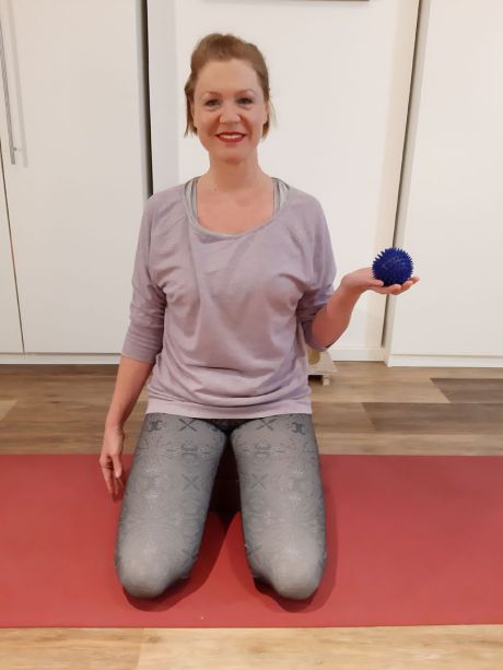Meike Kämmerer, Fersensitz mit Igelball