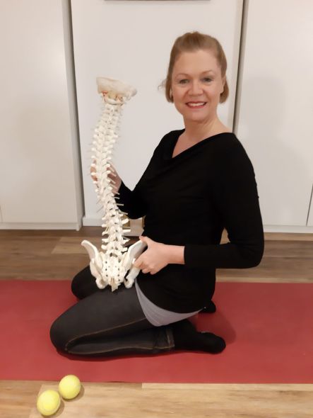 Meike Kämmerer mit Wirbelsäulenskelett