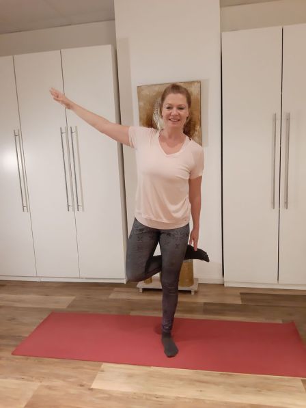 Meike Kämmerer. Hand-zu-Fuß Stellung hinten