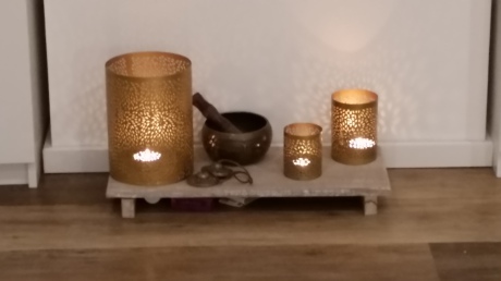 Stimmungsvolle Lichter mit Klangschale und Zimbel