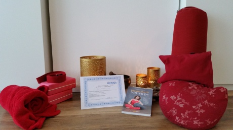Yin Yoga equipment: Bolster, Kissen, Blöcke, Gurt