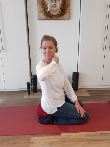 Meike Kämmerer, Rotationsübung mit Golfballmassage (Kiefer)