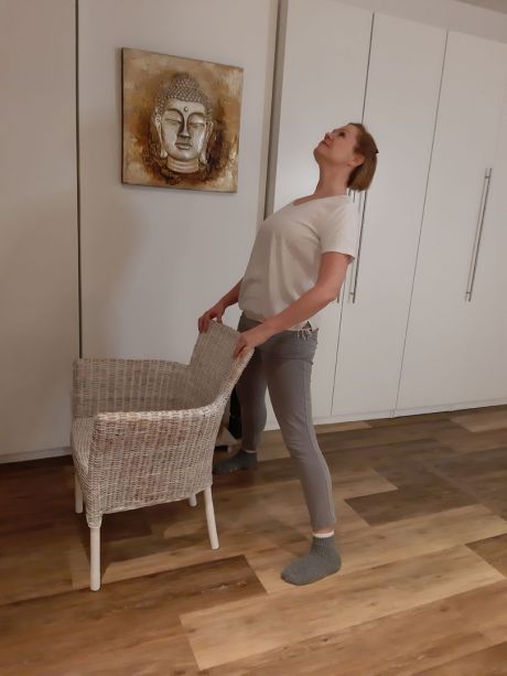 Meike Kämmerer, Bauchdehnung am Stuhl stehend