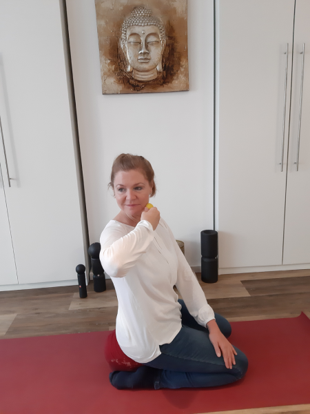Meike Kämmerer, Faszienmassage Kiefer in Rotationsübung