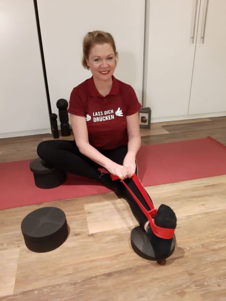 Meike Kämmerer, Dehnung Beinrückseite im Sitzen mit Schlaufe