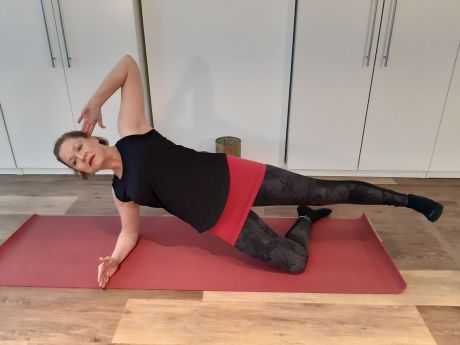 Meike Kämmerer, side kicks im Unterarmstütz