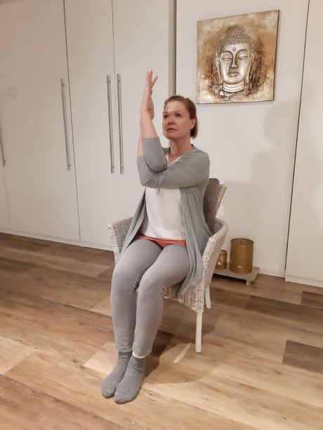 Meike Kämmerer, Adlerarme im Sitz auf dem Stuhl