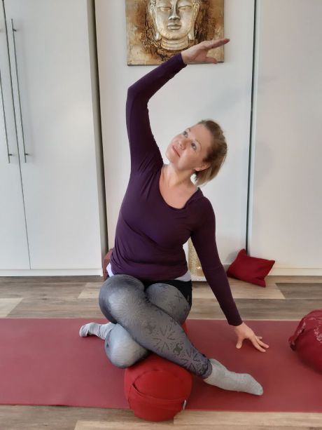 Meike Kämmerer, Kuhgesicht auf Bolster mit Seitbeuge