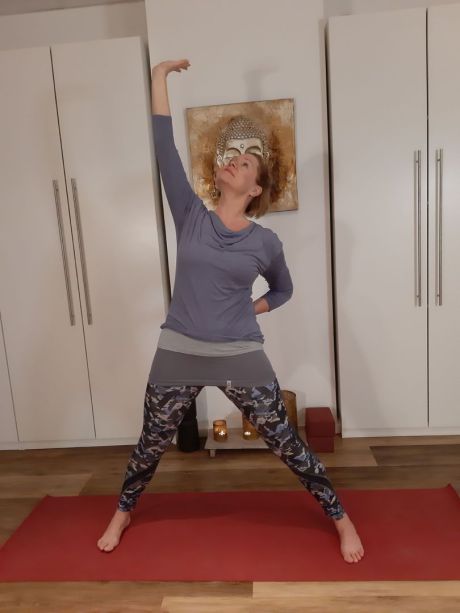 Meike Kämmerer, stehende Rückbeuge mit einem Arm