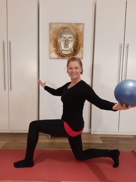 Meike Kämmerer, knieender Krieger 1 mit Twist und Pilatesball