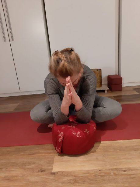 Meike Kämmerer, sitzende Vorbeuge, Hände in Namasté