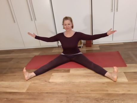 Meike Kämmerer, sitzende Grätsche mit geöffneten Armen