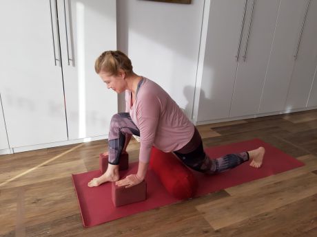 Meike Kämmerer, Hüftbeuger Stretch mit Blöcken und Bolster