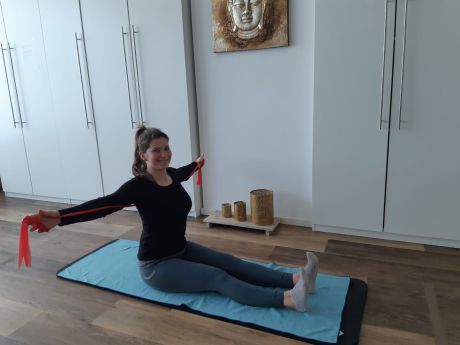 Nadine Schmidt, Spine Twist mit Theraband