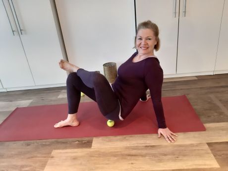 Meike Kämmerer, sitzendes Nadelöhr mit Faszienmassage mit Tennisbällen