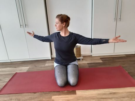 Meike Kämmerer, spine twist im Fersensitz