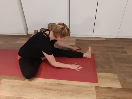 Meike Kämmerer, einbeinige Vorbeuge im Sitzen