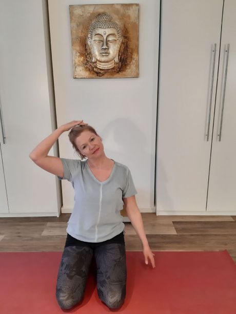 Meike Kämmerer, Nackendehnung im Fersensitz