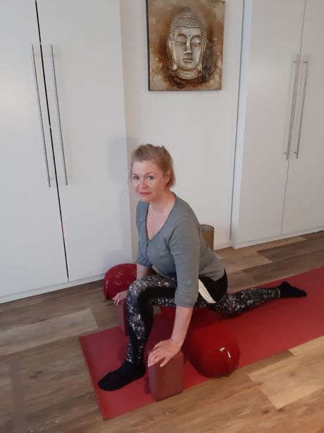 Meike Kämmerer, Hüftbeugerstretch mit Blöcken und Bolster