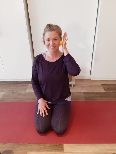 Meike Kämmerer, Faszienmassage mit Golfball (Kiefer)