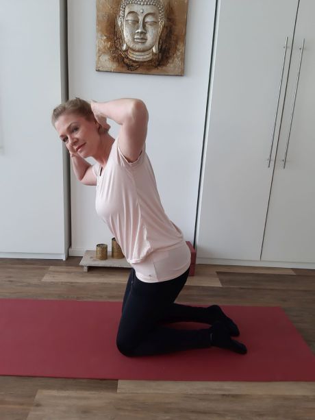 Meike Kämmerer, knieender Twist in Vorbeuge