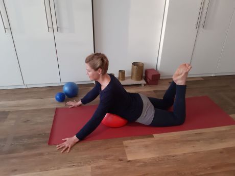 Meike Kämmerer, hohe Kobra mit Ball