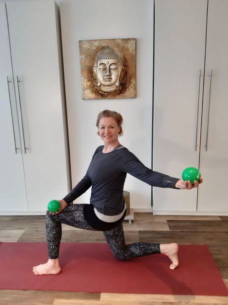 Meike Kämmerer, knieender Twist mit 2 Toningbällen