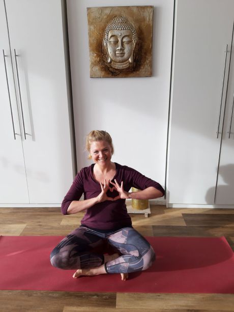 Meike Kämmerer, Schneidersitz mit herzformenden Fingern