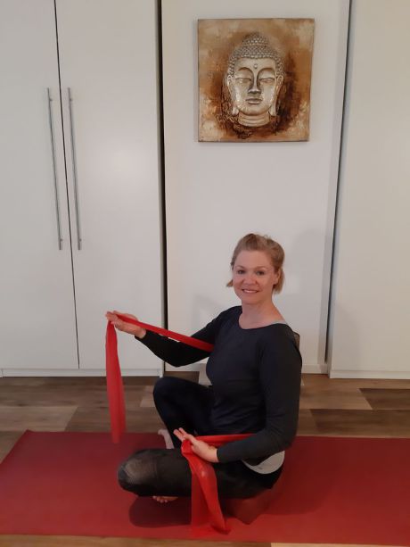 Meike Kämmerer, sitzende Rotation mit Theraband