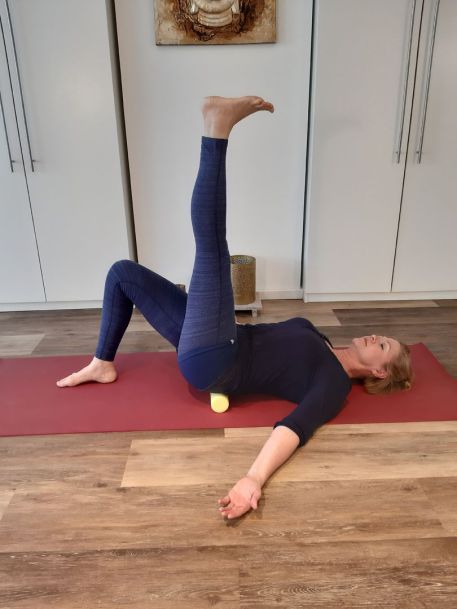 Meike Kämmerer, single leg stretch mit Poolnudel