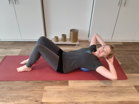 Meike Kämmerer, Bauchübung mit Pilatesball