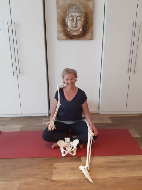 Meike Kämmerer mit Arm- u. Bein- u. Beckenskelett