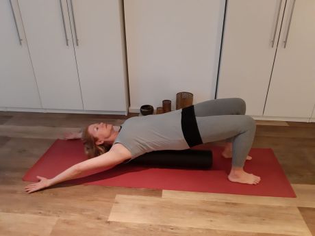 Meike Kämmerer, Schulterbrücke auf Pilatesrolle