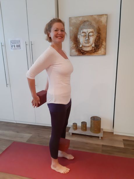 Meike Kämmerer, stehender Schulterstretch