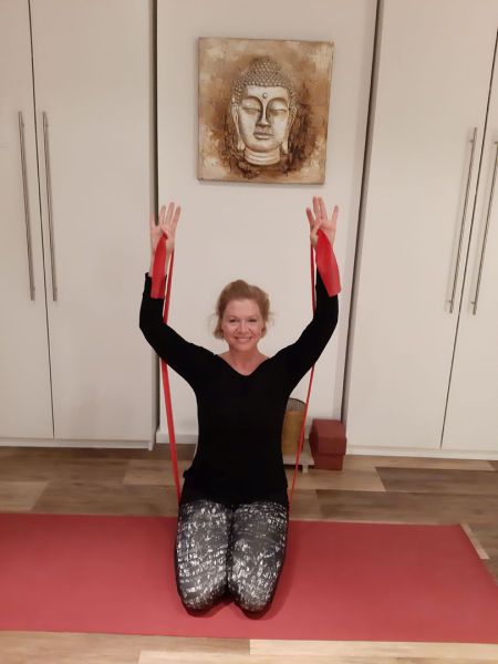 Meike Kämmerer, Schulterpresse mit Theraband
