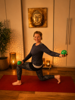 Meike Kämmerer, knieender Krieger Twist