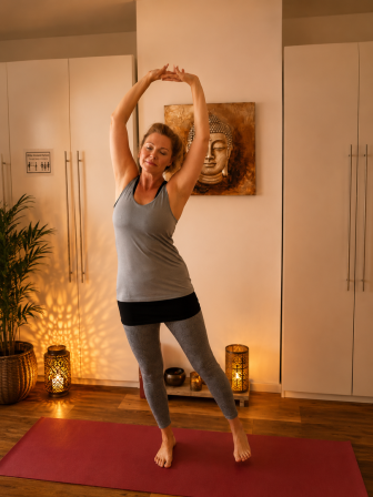 Meike Kämmerer, stehende Seitbeuge in Balance