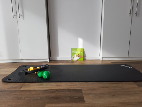 Pilatesmatte mit Kleingeräten