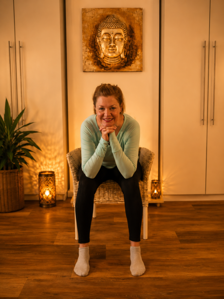Meike Kämmerer, lächelt, sitzend auf dem Stuhl